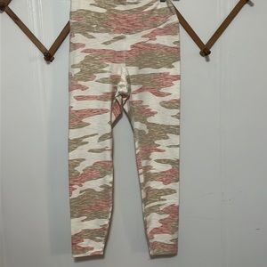 Pink camo leggings size M never worn !